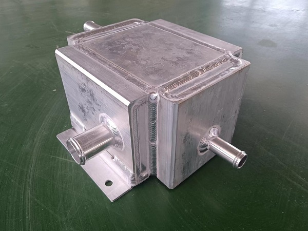 Refroidisseur intermédiaire eau-air en aluminium